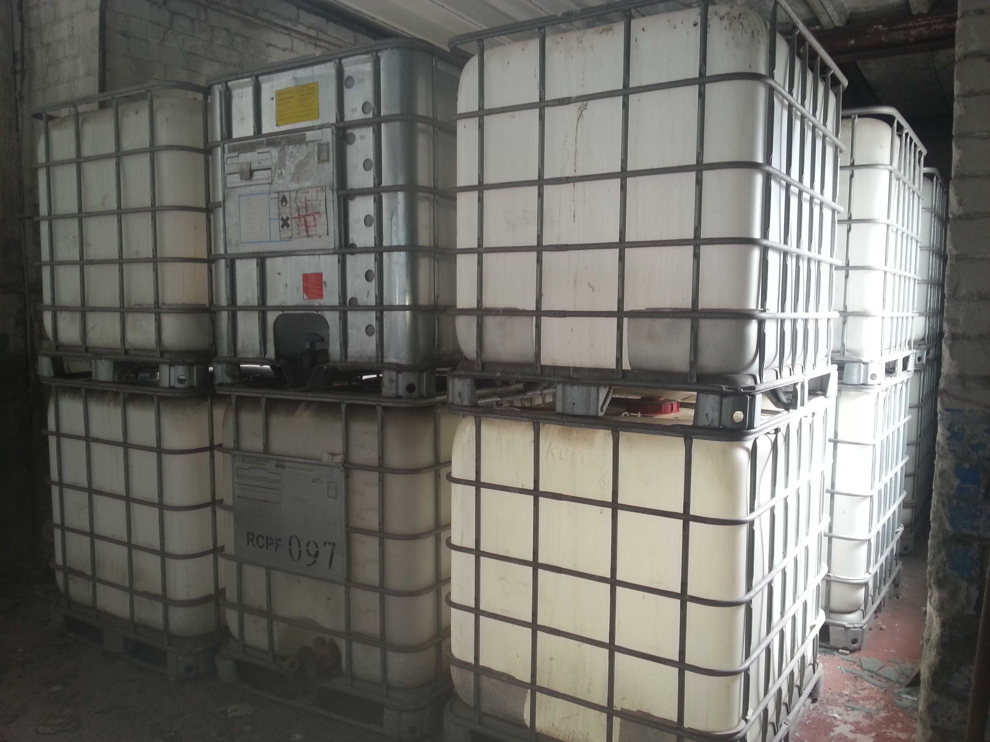 Продаем промышленные кубовые емкости Ibc (балк-контейнеры). Количество: 116 штук. Объем: 1000 л. Цены: Немытые 55 Евро, мытые 65 Евро. Есть в наличии тара: бочки, ведра (металлические и пластмассовые). Дополнительная информация по телефону. https://www.ss.com/msg/ru/production-work/production-work-orders/storage-packaging-accounting/vessels-for-liquids-keeping/U3sKG05hSF4=.html?1564045195